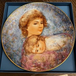 Vintage Knowles🌸1984 Edna Hibel "Abby and Lisa" Collectible Plate Mother's Day